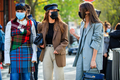 maria bernad, sophia roe, chloe loulou de saison, plaid pullover, plaid jacket, plaid top, checked jacket, checked pullover, checked top, sleeveless jacket, sleeveless pullover, sleeveless top, fringe jacket, fringe pullover, fringe top, red pullover, red jacket, red top, blue top, blue jacket, blue pullover, multicolor jacket, multicolor pullover, multicolor top, white shirt, asymetrical jacket, asymetrical pullover, asymmetrical top, layered pullover, layered top, layered jacket, brown jacket, black cap, leather cap, oversize jacket, light beige pants, velvet pants, corduroy pants, hermes belt, black leather clutch, light grey jacket, light grey pants, light grey suits, linen jacket, linen pants, linen suits, covid face mask, PARIS, PFW, fashion week, frenchystyle, FW, jonathan paciullo, street style, SPRING SUMMER 2021, SS 21, horizontal, atmosphere details, detail