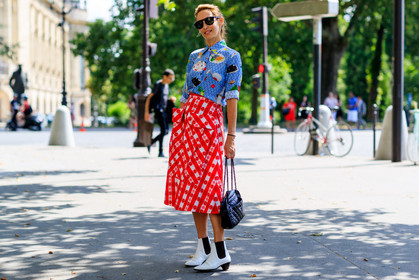 black bag, blue shirt, chanel, checked, graphic shirt, graphic skirt, leather bag, leather shoes, plaid, printed shirt, printed skirt, red skirt, sunglasses, white boots, fashion week, frenchystyle, FW, jonathan paciullo, street style, PFW, PARIS, horizontal, atmosphere details, full length, AUTUMN WINTER 2018-2019, FALL WINTER 2018-2019, FW 18-19, alexandra golovanoff