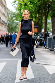 black dress, long dress, sleeveless dress, ruffle dress, tight dress, pleated dress, issey miyake dress, Lauren Santo Domingo, fashion week, frenchystyle, FW, jonathan paciullo, street style, PFW, PARIS, AUTUMN WINTER 2021-2022, FALL WINTER 2021-2022, FW 21-22, vertical, full length