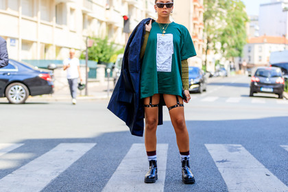 acne studios, black shoes, dyed hair, green top, harness, leather shoes, necklace, printed t shirt, sunglasses, fashion week, frenchystyle, FW, jonathan paciullo, street style, PFW, PARIS, atmosphere details, horizontal, full length, AUTUMN WINTER 2018-2019, FALL WINTER 2018-2019, FW 18-19