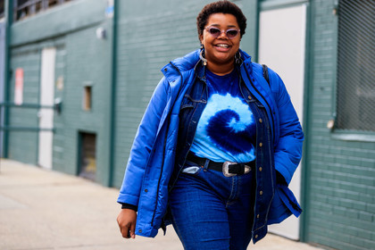 black belt, blue denim, blue jacket, blue t shirt, denim pants, gabriella karefa johnson, jeans, leather belt, printed t shirt, sunglasses, tie & die, tone on tone, total look blue, trousers, street style, jonathan paciullo, frenchystyle, NYFW, NEW YORK, AUTUMN WINTER 2019-2020, AW 19-20, FALL WINTER 2019-2020, FW 19-20, fashion week, FW, atmosphere details, horizontal, detail