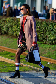 AUTUMN WINTER 2017-2018, AW 17-18, black bag, black shoes, black skirt, FALL WINTER 2017-2018, fashion week, fishnet, frenchystyle, full length, FW, FW 17-18, gucci, high heels, jonathan paciullo, leather bag, leather shoes, MFW, MILAN, pink coat, printed skirt, red sweater, street style, sunglasses, vertical, white socks