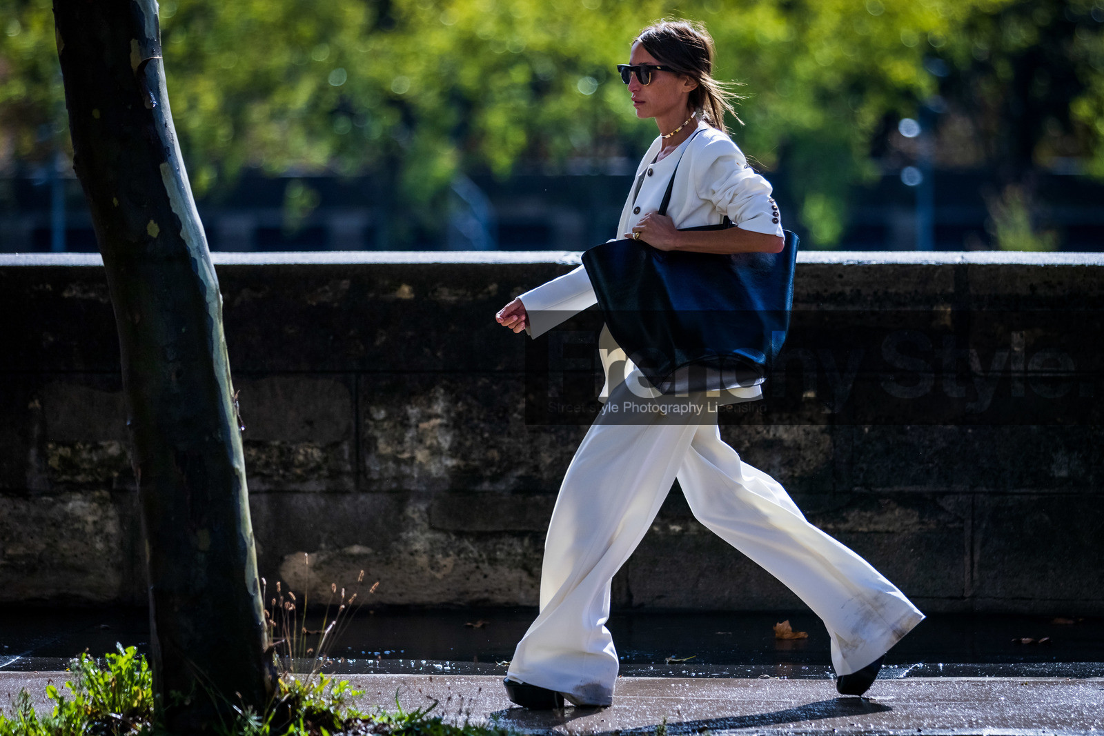 bag, black bag, Chloé Harrouche, choker, flare pants, fluid pants, jacket, leather bag, oversize bag, pants, plateform shoes, rayban, sunglasses, white jacket, white pants, street style, jonathan paciullo, FW, frenchystyle, fashion week, PFW, PARIS, SPRING SUMMER 2022, SS 22, horizontal, atmosphere details, full length