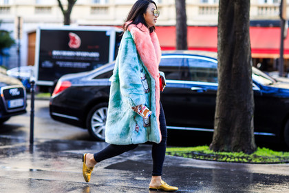 atmosphere details, AUTUMN WINTER 2016-2017, aviator sunglasses, AW 16-17, black leggings, blue coat, blue fur, chloe, FALL WINTER 2016-2017, fashion week, frenchystyle, full length, fur coat, FW, FW 16-17, golden shoes, gucci, horizontal, jonathan paciullo, leather bag, loafers, mini bag, mocassins, PARIS, PFW, pink fur, red bag, red fur, shiny shoes, shiny slippers, street style, sunglasses, trousers, white t shirt, yuwei zhangzou