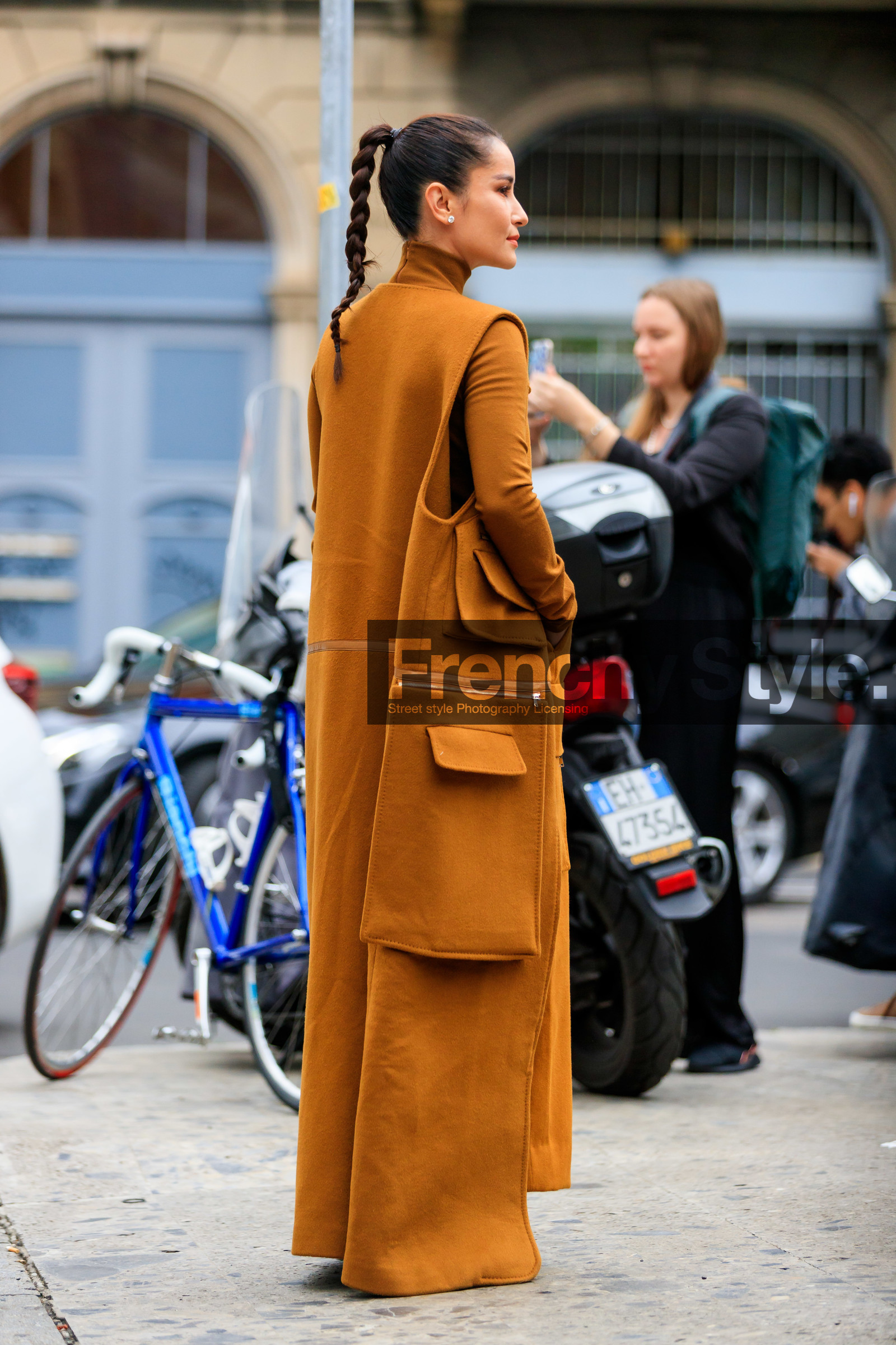 camel total look, camel jacket, camel pants, camel top, long jacket, sleeveless jacket, multi pocket jacket, multi pocket pants, turtleneck top, loose pants, max mara boots, max mara jacket, max mara look, max mara top, max mara pants, brown leather boots, animal skin boots, safari jacket, fashion week, frenchystyle, FW, jonathan paciullo, street style, MFW, MILAN, SPRING SUMMER 2020, SS 20