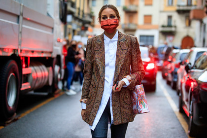 brown jacket, cachemere printed jacket, white shirt, etro jacket, etro shirt, etro look, covid face mask, olivia palermo, street style, jonathan paciullo, FW, frenchystyle, fashion week, MFW, MILAN, SPRING SUMMER 2021, SS 21, horizontal, atmosphere details, detail