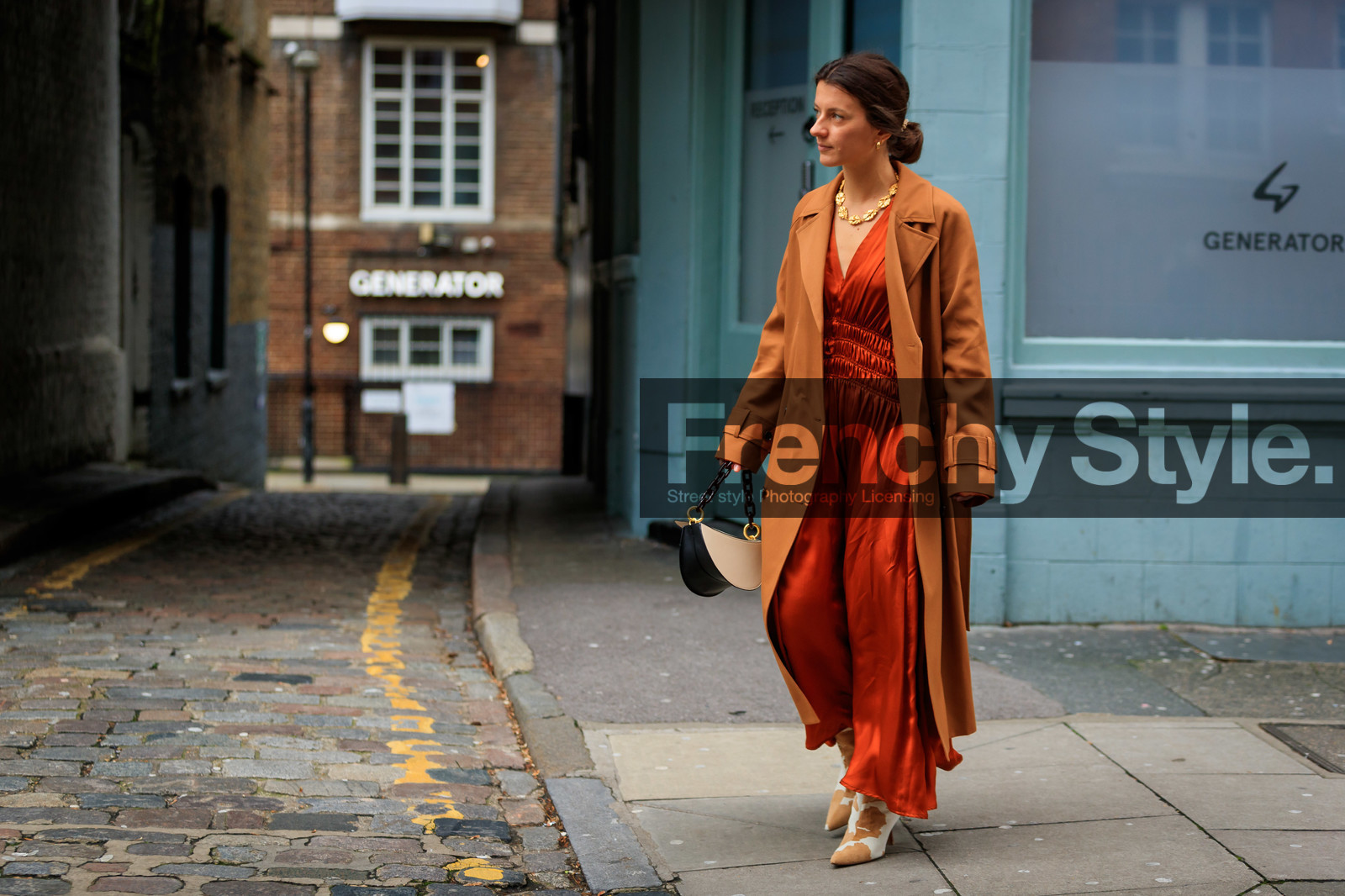 camel trenchcoat, orange jumpsuit, satin jumpsuit, low necked jumpsuit, loose jumpsuit, flare jumpsuits, golden necklace, white leather bag, black leather bag, black strap bag, big strap bag, bicolor bag, hand bag, fashion week, frenchystyle, FW, jonathan paciullo, street style, LFW, LONDON, AUTUMN WINTER 2020-2021, FALL WINTER 2020-2021, FW 20-21, horizontal, atmosphere details, full length