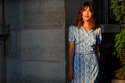 blue dress, graphic dress, printed dress, red lips, fashion week, frenchystyle, FW, jonathan paciullo, street style, PFW, PARIS, atmosphere details, horizontal, detail, AUTUMN WINTER 2018-2019, FALL WINTER 2018-2019, FW 18-19, jeanne damas