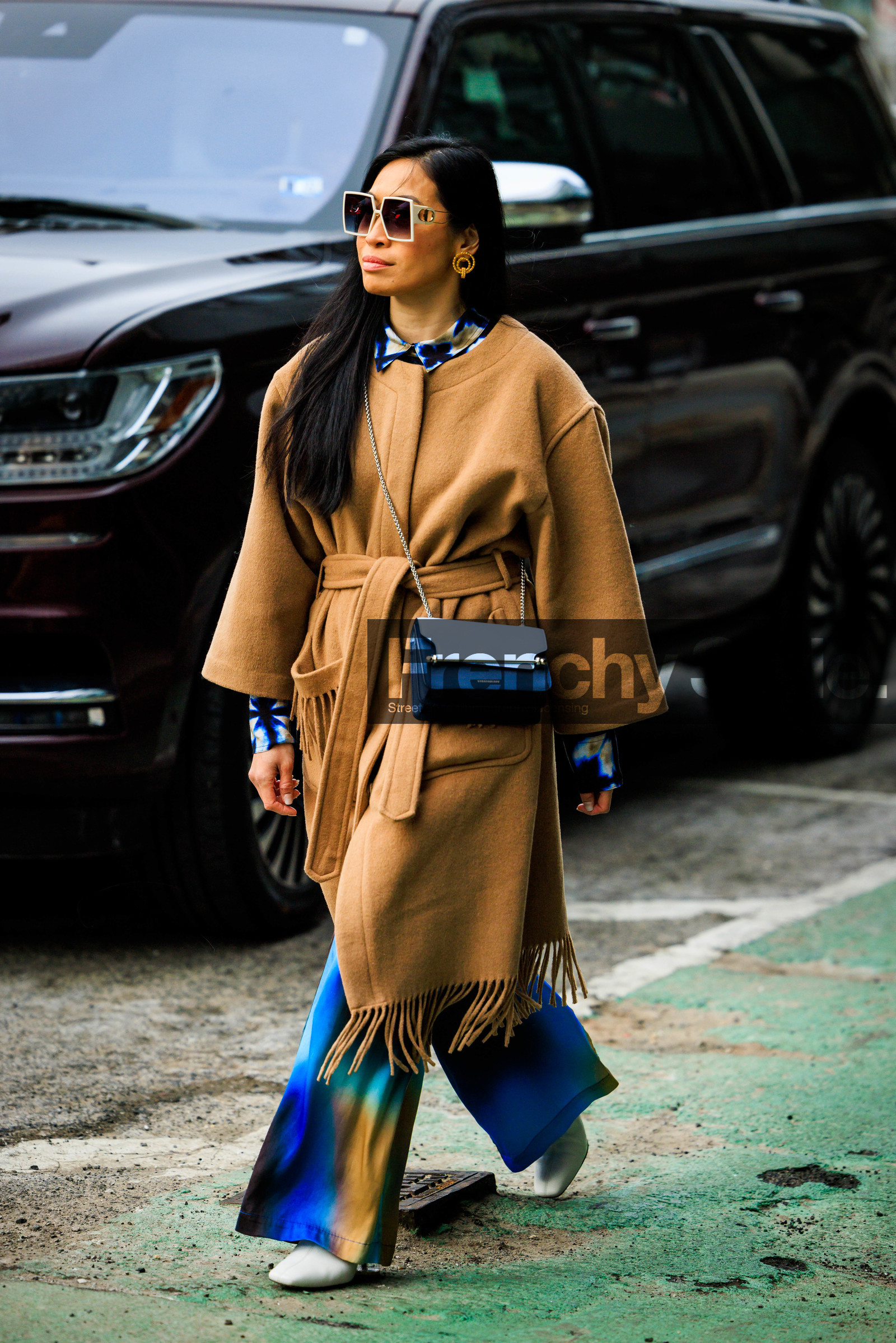 70s glasses, 70 sunglasses, 70S look, flared pants, flares coat, camel trench, classic trench, crossbody bag, white sunglasses, leather crossbody bag, big creole, golden earring, black crossbody, multicolor shirt, multicolor pants, Miki Cheung, street style, jonathan paciullo, FW, frenchystyle, fashion week, NYFW, NEW YORK, AUTUMN WINTER 2022-2023, FALL WINTER 2022_2023, FW 22-23, vertical, full length