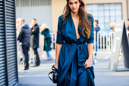atmosphere details, AUTUMN WINTER 2017-2018, AW 17-18, black bag, blue dress, detail, FALL WINTER 2017-2018, fashion week, frenchystyle, FW, FW 17-18, horizontal, jonathan paciullo, leather bag, MFW, MILAN, Sara Nicole Rossetto, street style