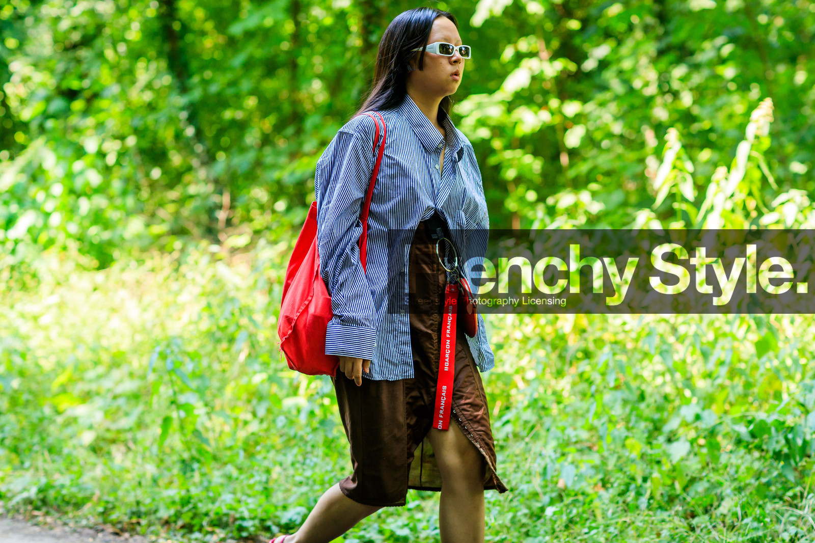 atmosphere details, blue shirt, brown skirt, detail, fashion week, frenchystyle, FW, graphic shirt, high waist, horizontal, jonathan paciullo, leather bag, MENSWEAR, PARIS, PFW, printed shirt, red bag, SPRING SUMMER 2018, SS 18, street style, striped shirt, sunglasses, tucked in