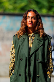 kaki trench coat, sleeveless trench coat, yellow blouse, animal skin printed blouse, high collar blouse, snake printed blouse, street style, jonathan paciullo, FW, frenchystyle, fashion week, MFW, MILAN, SPRING SUMMER 2021, SS 21, vertical, detail