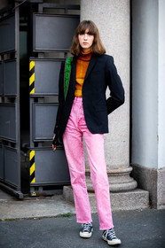 black jacket, orange pullover, turtleneck pullover, pink jeans, pink pants, converse shoes, fendi strap bag, green strap bag, street style, jonathan paciullo, FW, frenchystyle, fashion week, MFW, MILAN, SPRING SUMMER 2021, SS 21, vertical, full length, model