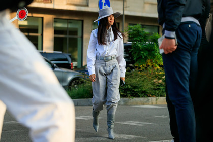 yoyo cao, light grey total look, light grey belt, light grey pants, light grey boots, carrot pants, white shirt, light grey hat, studs details shirt, animal skin belt, high boots, alberta ferretti belt, fashion week, frenchystyle, FW, jonathan paciullo, street style, MFW, MILAN, SPRING SUMMER 2020, SS 20