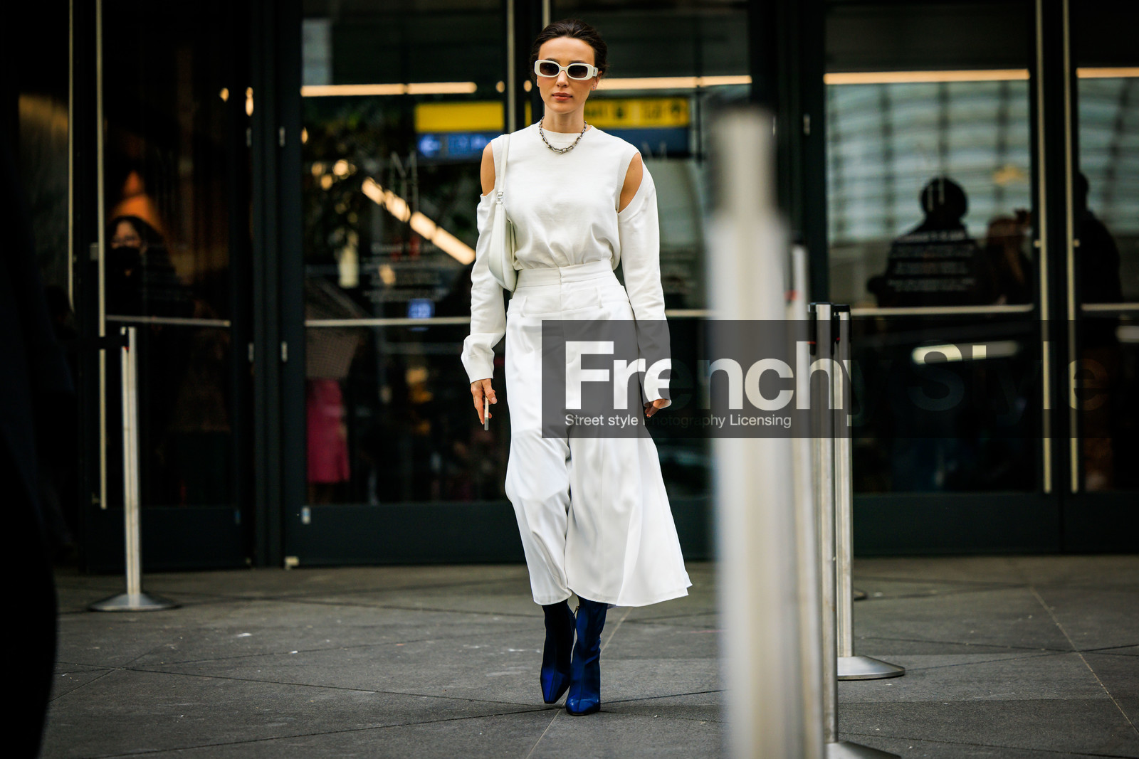 full white look, highwaist white skirt, white cut out top, white prada bag, loewe white sunglasses, blue boots, mary leest, fashion week, frenchystyle, FW, jonathan paciullo, street style, NYFW, NEW YORK, AUTUMN WINTER 2022-2023, FALL WINTER 2022_2023, FW 22-23, atmosphere details, horizontal, full length