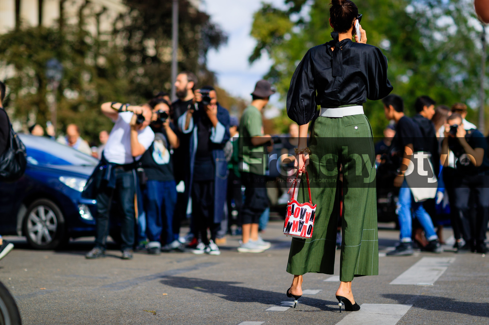 atmosphere details, back detail, black mules, black top, bracelet, detail, fashion week, frenchystyle, FW, giovanna battaglia, graphic bag, green pants, high heels, horizontal, jonathan paciullo, leather bag, leather belt, leather shoes, message, PARIS, PFW, red bag, SPRING SUMMER 2017, SS 17, street style, trousers, white belt, wide pants