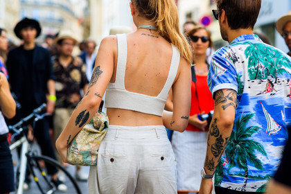 atmosphere details, back detail, beige bag, beige pants, blue shirt, bra, choker, crop top, detail, fashion week, frenchystyle, FW, hawaiian shirt, horizontal, jonathan paciullo, leather bag, MENSWEAR, necklace, PARIS, PFW, printed bag, printed shirt, SPRING SUMMER 2018, SS 18, street style, tattoos, trousers