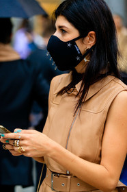 close up detail, sleeveless dress, sleeveless top, camel leather dress, camel leather top, zipped dress, zipped top, covid face mask, valentina siragusa, street style, jonathan paciullo, FW, frenchystyle, fashion week, MFW, MILAN, SPRING SUMMER 2021, SS 21, vertical, detail