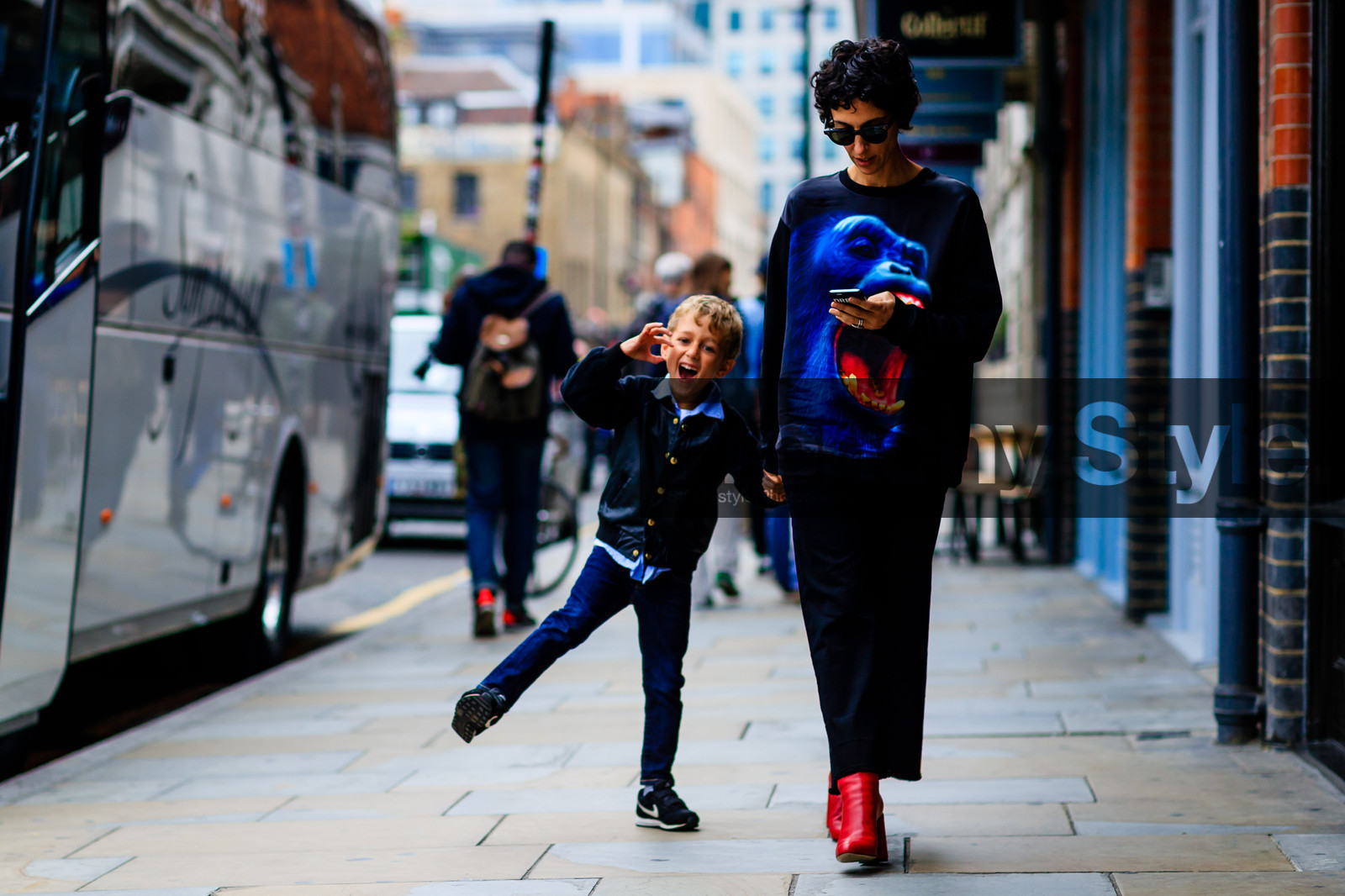 atmosphere details, black pants, black sweater, fashion week, frenchystyle, full length, FW, high heels, horizontal, jonathan paciullo, leather boots, leather shoes, LFW, LONDON, printed sweater, red boots, SPRING SUMMER 2017, SS 17, street style, sunglasses, trousers, woman, yasmin sewell