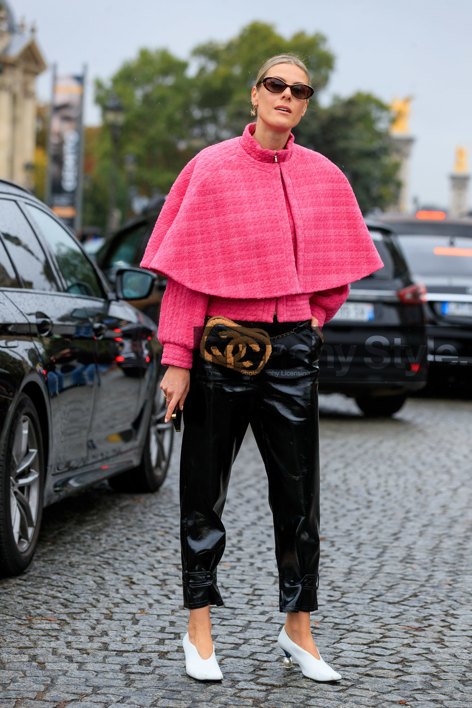 chanel bag, chanel belt, chanel jacket, chanel coat, chanel cape, pink cape, pink jacket, tweed jacket, black vinyl pants, black vinyl bag, fur bag, fur belt, chanel sunglasses, zipped jacket, white leather shoes, kitten heels shoes, pearl heels, PARIS, PFW, SPRING SUMMER 2020, SS 20, fashion week, frenchystyle, FW, jonathan paciullo, street style, vertical, full length