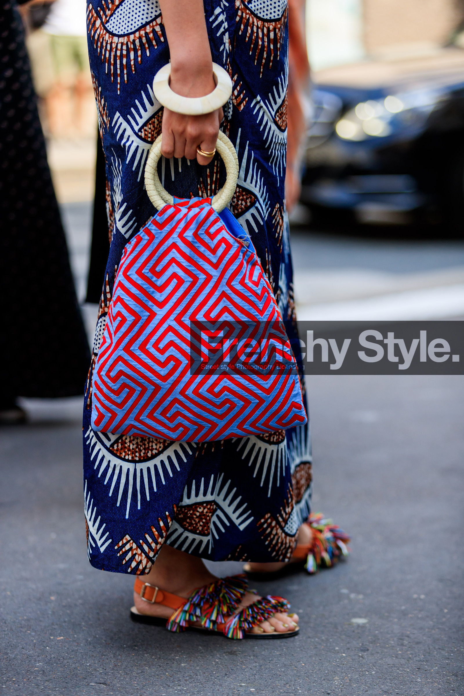 blue bag, blue dress, blue skirt, bracelet, fringes, geometric, graphic bag, graphic dress, graphic skirt, leather bag, leather shoes, multicolor bag, multicolor shoes, printed bag, printed dress, printed skirt, red bag, fashion week, frenchystyle, FW, jonathan paciullo, street style, PFW, PARIS, vertical, detail, atmosphere details, AUTUMN WINTER 2018-2019, FALL WINTER 2018-2019, FW 18-19