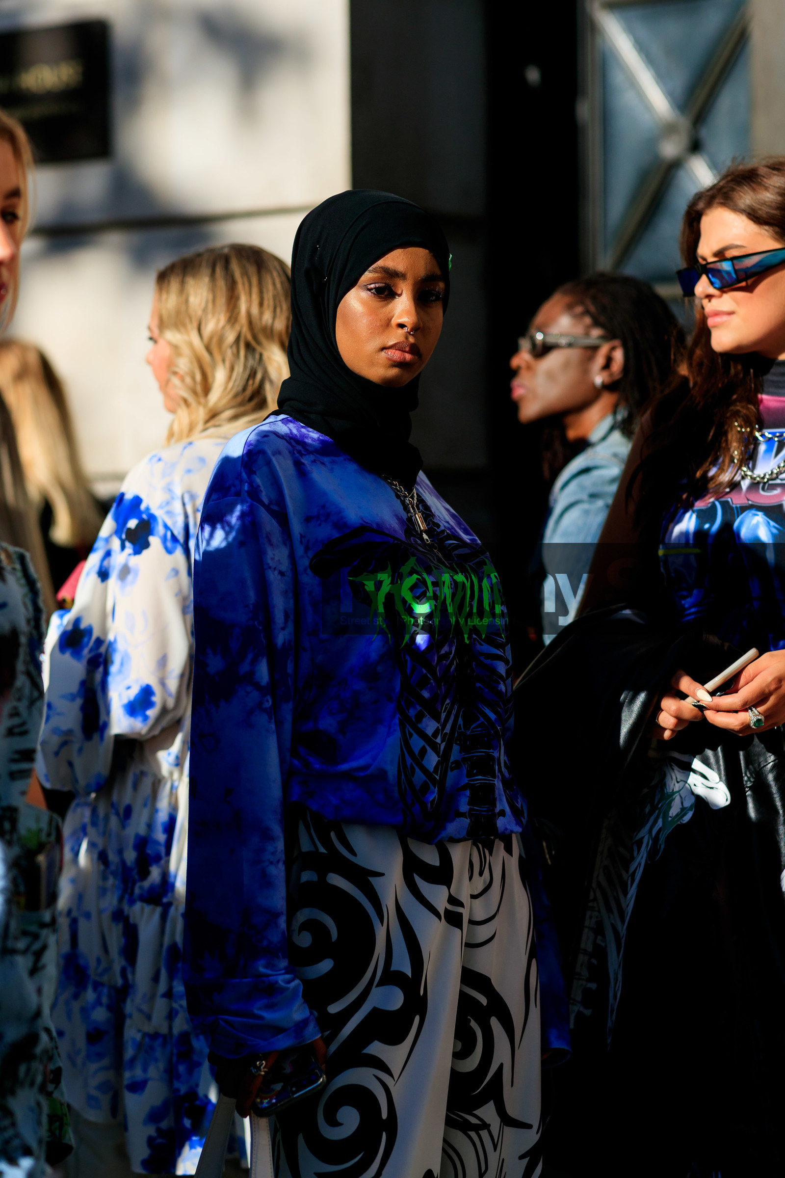 street wear look, tie and dye sweatshirt, printed sweatshirt, etchnic printed pants, chain necklace, charms necklace, fashion week, frenchystyle, FW, jonathan paciullo, street style, vertical, detail, atmosphere details