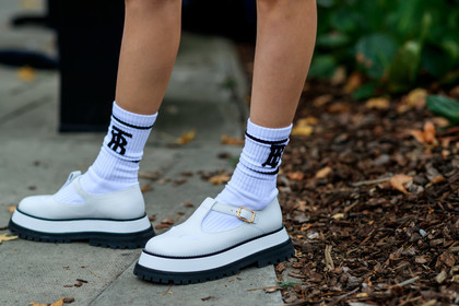 shoes detail, close up detail, burberry total look, burberry socks, burberry shoes, white leather shoes, white socks, sportswear socks, big sole shoes, fashion week, frenchystyle, FW, jonathan paciullo, street style, atmosphere details, horizontal, detail