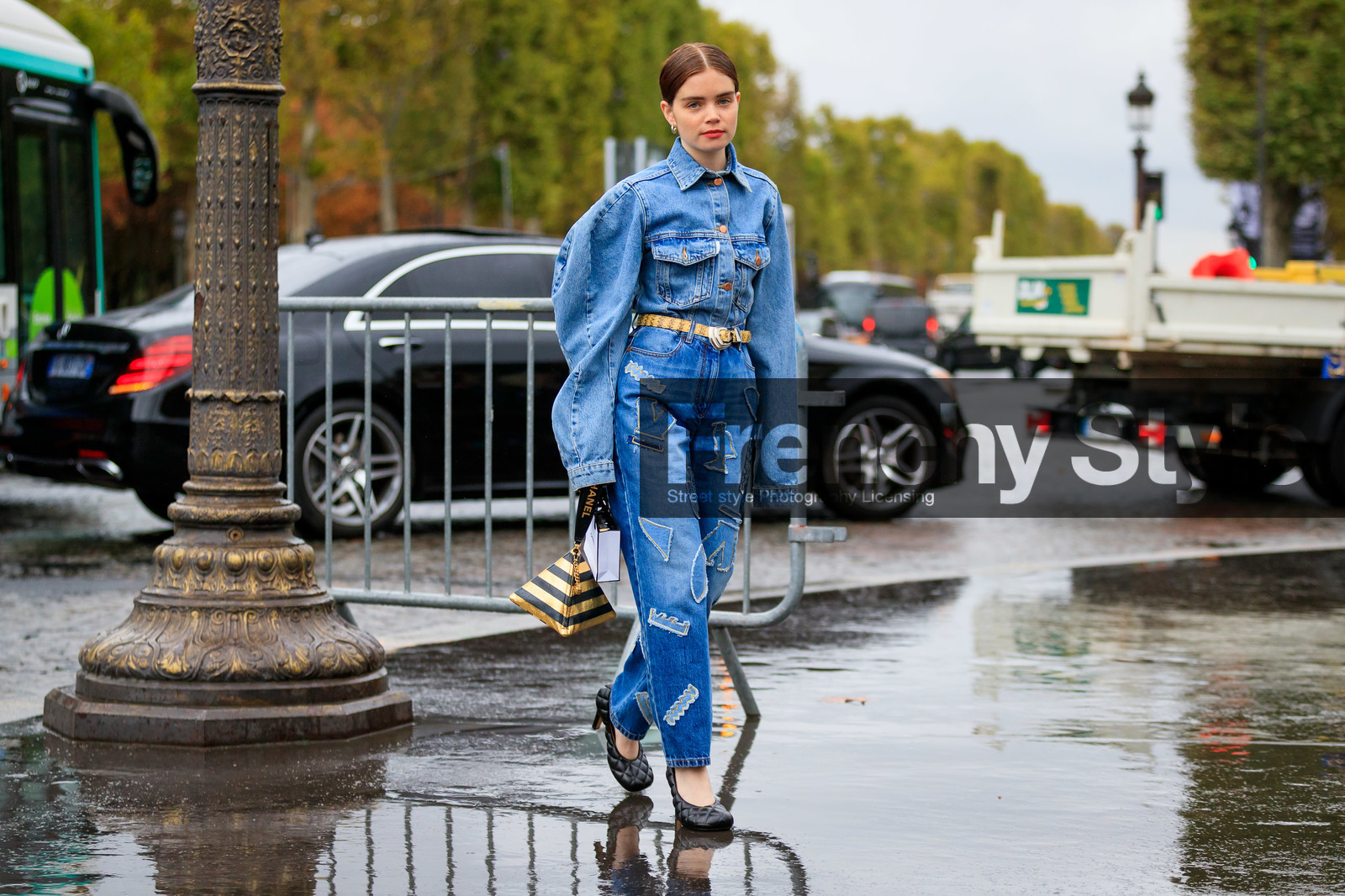 molly and reese blustein, denim, denim jacket, denim total look, light blue jeans, light blue jacket, patchwork jeans, golden bag, golden belt, striped bag, black leather bag, geometric bag, box bag, animal skin belt, black leather shoes, quilted shoes, high heels shoes, oversize jacket, balloon sleeves, PARIS, PFW, SPRING SUMMER 2020, SS 20, fashion week, frenchystyle, FW, jonathan paciullo, street style, horizontal, atmosphere details, full length