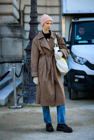pink beanie, brown trench, white totebag, white gloves, black top, classic jeans, dr martens boots, fashion week, frenchystyle, FW, jonathan paciullo, street style, PARIS, PFW, SPRING SUMMER 2022, SS 22, full length, vertical, model