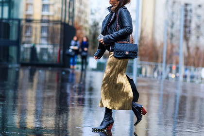 atmosphere details, AUTUMN WINTER 2016-2017, AW 16-17, black perfecto, chanel bag, detail, FALL WINTER 2016-2017, fashion week, frenchystyle, FW, FW 16-17, golden skirt, high heels, horizontal, jonathan paciullo, leather bag, leather boots, leather jacket, leather shoes, PARIS, PFW, pleated skirt, street style, studs