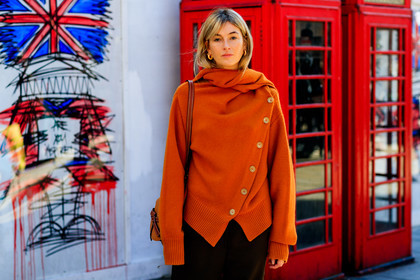 brown pants, camille charriere, orange sweater, trousers, fashion week, frenchystyle, FW, jonathan paciullo, street style, LFW, LONDON, SPRING SUMMER 2019, SS 19, atmosphere details, horizontal, detail