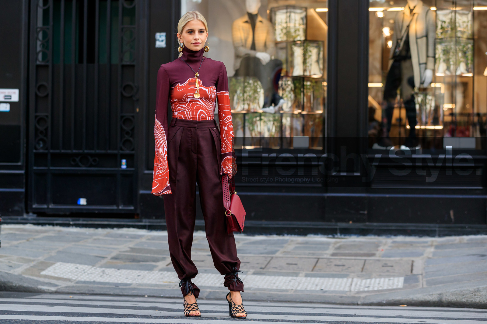 caro daur, stella mccartney bag, stella mccartney look, stella mccartney look, stella mccartney top, stella mccartney pants, burgundy pants, burgundy leather bag, burgundy top, red top, tight top, high collar top, turtleneck top, tailored pants, loose pants, golden earrings, golden necklace, long necklace, dangling earrings, hoop earrings, round earrings, round shape earrings, diamond earrings, big earrings, big necklace, charms necklace, black leather sandals, multi straps sandals, high heels sandals, long sleeves top, printed top, PARIS, PFW, SPRING SUMMER 2020, SS 20, fashion week, frenchystyle, FW, jonathan paciullo, street style, horizontal, atmosphere details, full length