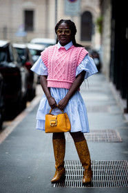 light pink pullover, sleeveless pullover, layered pullover, light blue dress, short sleeves dress, ruffle dress, striped dress, dress shirt, aviator glasses, aviator sunglasses, metalic frame sunglasses, metalic frame glasses, yellow leather bag, hand bag, bally bag, yellow leather boots, animal skin boots, high boots, lois opoku, street style, jonathan paciullo, FW, frenchystyle, fashion week, MFW, MILAN, SPRING SUMMER 2021, SS 21, vertical, detail