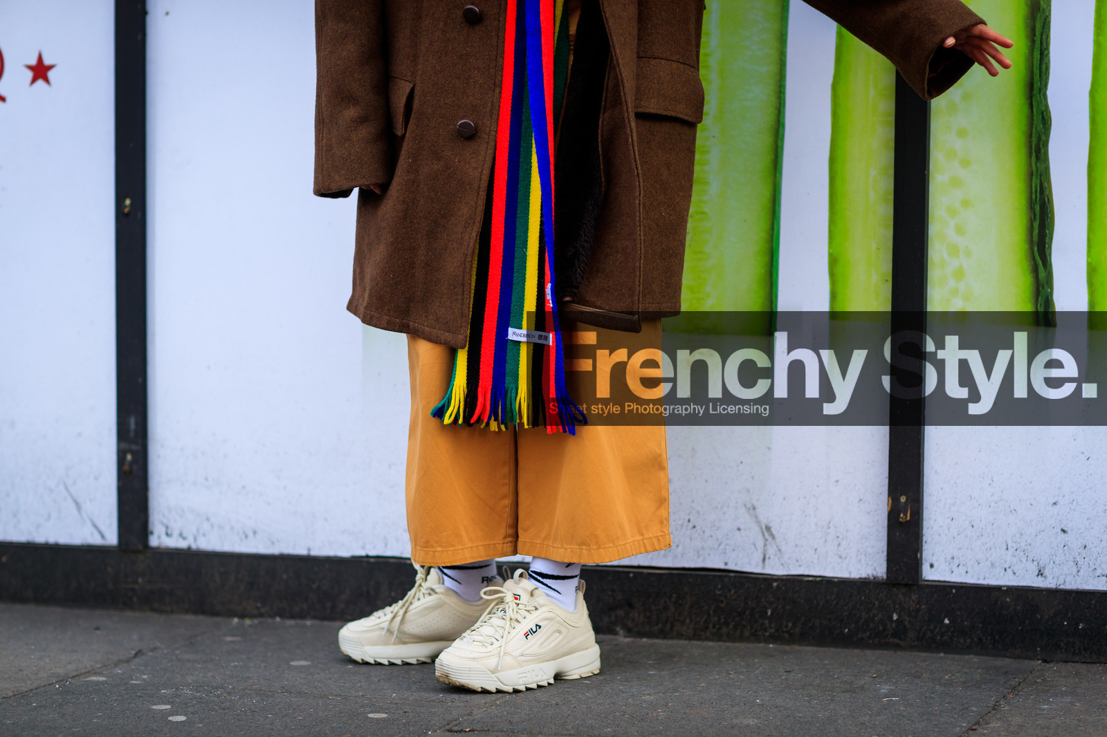 brown coat, fila, jw anderson, leather shoes, printed scarf, striped scarf, trousers, white sneakers, white socks, fashion week, frenchystyle, FW, jonathan paciullo, street style, LFW, LONDON, AUTUMN WINTER 2018-2019, AW 18-19, FALL WINTER 2018-2019, FW 18-19, horizontal, atmosphere details, detail