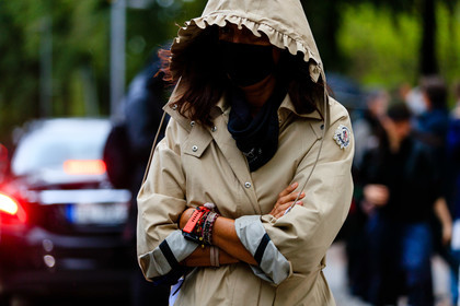 light beige raincoat, raincoat, moncler coat, ruffle hoodie, ruffle coat, close up detail, multi bracelet, lucky charm bracelet, dior bracelet, street style, jonathan paciullo, FW, frenchystyle, fashion week, MFW, MILAN, SPRING SUMMER 2021, SS 21, horizontal, atmosphere details, detail