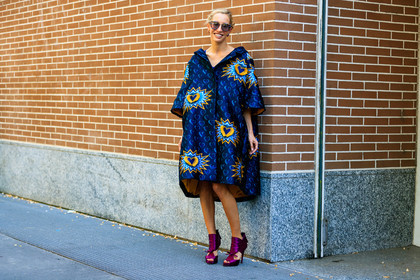 blue dress, graphic dress, high heels, leather shoes, oversize, printed dress, purple shoes, shirt dress, sunglasses, street style, jonathan paciullo, FW, frenchystyle, fashion week, MFW, MILAN, SPRING SUMMER 2019, SS 19, atmosphere details, horizontal, full length