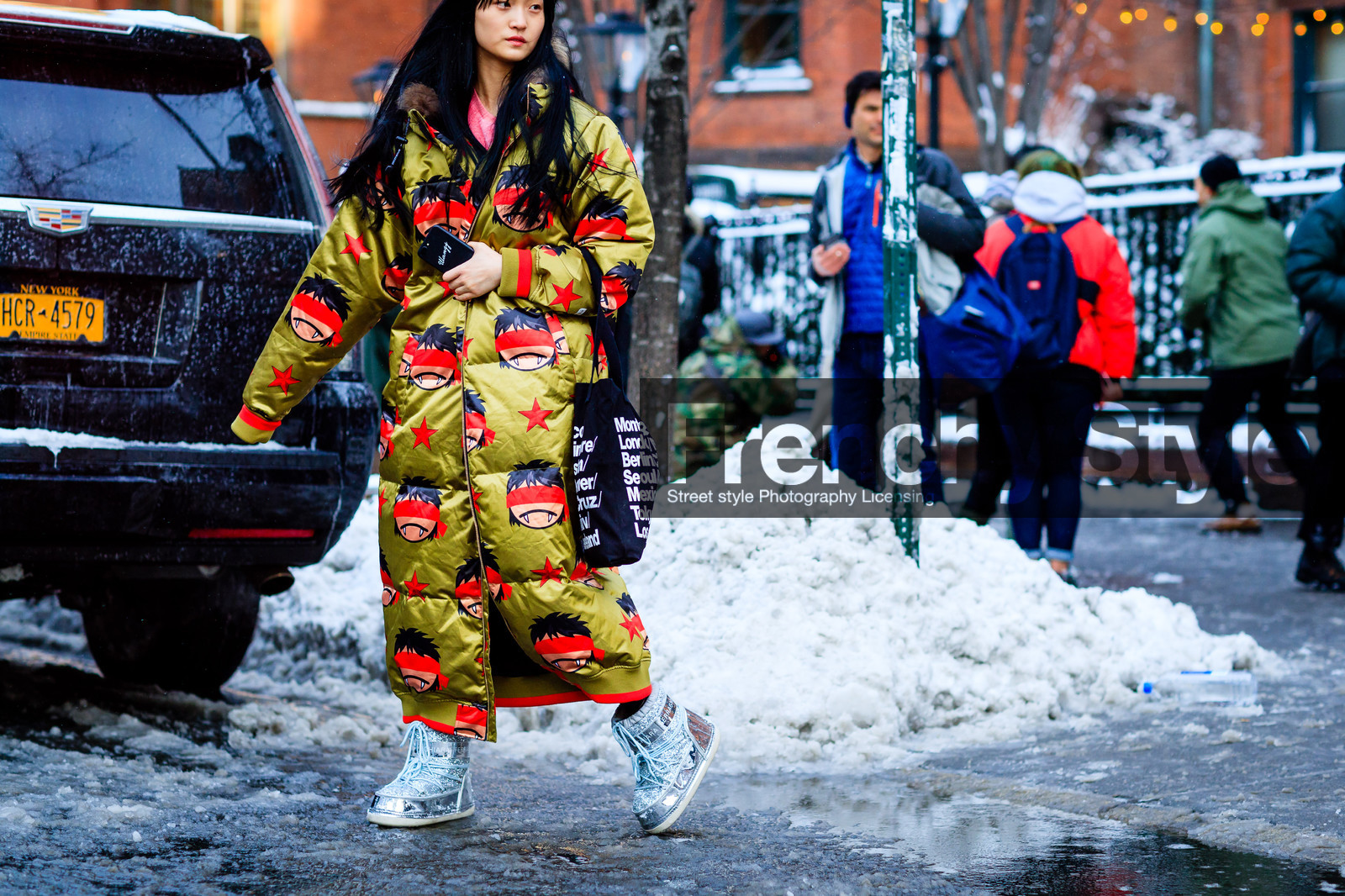 atmosphere details, AUTUMN WINTER 2017-2018, AW 17-18, black bag, cartoon, detail, down jacket, FALL WINTER 2017-2018, fashion week, frenchystyle, FW, FW 17-18, horizontal, jonathan paciullo, long coat, model, moonboots, NEW YORK, NYFW, printed coat, shiny boots, silver shoes, street style, tote bag, yellow coat