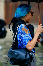 kicki yang zhang, margaret zhang, blue hair, dyed hair, back details, bag detail, prada bag, blue shirt, printed shirt, short sleeves shirt, shoulder bag, black leather bag, studs strap bag, fashion week, frenchystyle, FW, jonathan paciullo, street style, PFW, PARIS, vertical, atmosphere details, detail