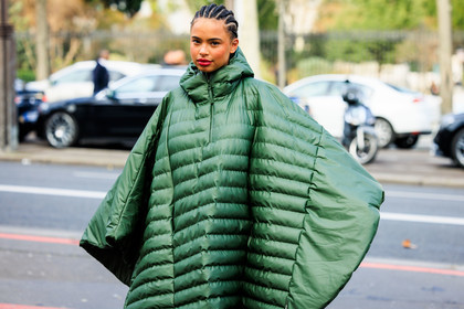 braided hair, red lips, green cape, winter cape, puffed cape, fashion week, frenchystyle, FW, jonathan paciullo, street style, PFW, PARIS, menswear, FALL WINTER 2022-2023, AUTUMN WINTER 2022-2023, FW 22-23, atmosphere details, detail, horizontal
