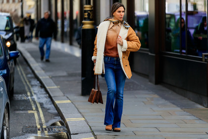 camel suede coat, beige leather shirt, tie and dye shirt, fur coat, blue jeans, flare jeans, golden earrings, round shape earrings, dangling earrings, printed scarf, light beige scarf, light blue scarf, multicolor scarf, brown leather bag, hand bag, animal skin bag, fashion week, frenchystyle, FW, jonathan paciullo, street style, LFW, LONDON, AUTUMN WINTER 2020-2021, FALL WINTER 2020-2021, FW 20-21, horizontal, atmosphere details, full length