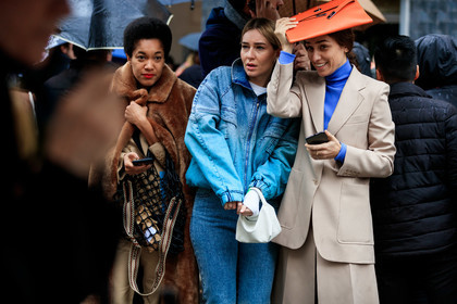 tamu mcpherson, chiara capitani, erika boldrin, fur coat, camel coat, black leather bag, fishnet bag, shopping bag, stella mccartney bag, light beige jacket, light beige pants, blue pullover, turtleneck pullover, orange leather bag, orange leather clutch, hermes bag, hermes clutch, blue jacket, blue jeans, denim, denim jacket, denim total look, zipped jacket, tie and dye jacket, tie and dye jeans, white leather bag, mini bag, stella mccartney jacket, stella mccartney jeans, fashion week, frenchystyle, FW, jonathan paciullo, street style, PFW, PARIS, horizontal, atmosphere details, detail