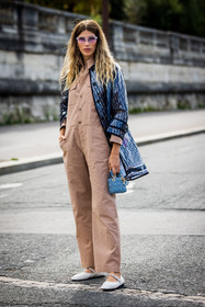 bag, ballerine, beige jumpsuit, blue bag, coat, dior coat, flats, jumpsuit, leather bag, leather flats, mini bag, purple sunglasses, quilted bag, raincoat, strass shoes, sunglasses, transparent sunglasses, Veronika Heilbrunner, white flats, print, logo print, printed coat, dior raincoat, transparent raincoat, fashion week, frenchystyle, FW, jonathan paciullo, street style, PFW, PARIS, SPRING SUMMER 2022, SS 22, vertical, full length