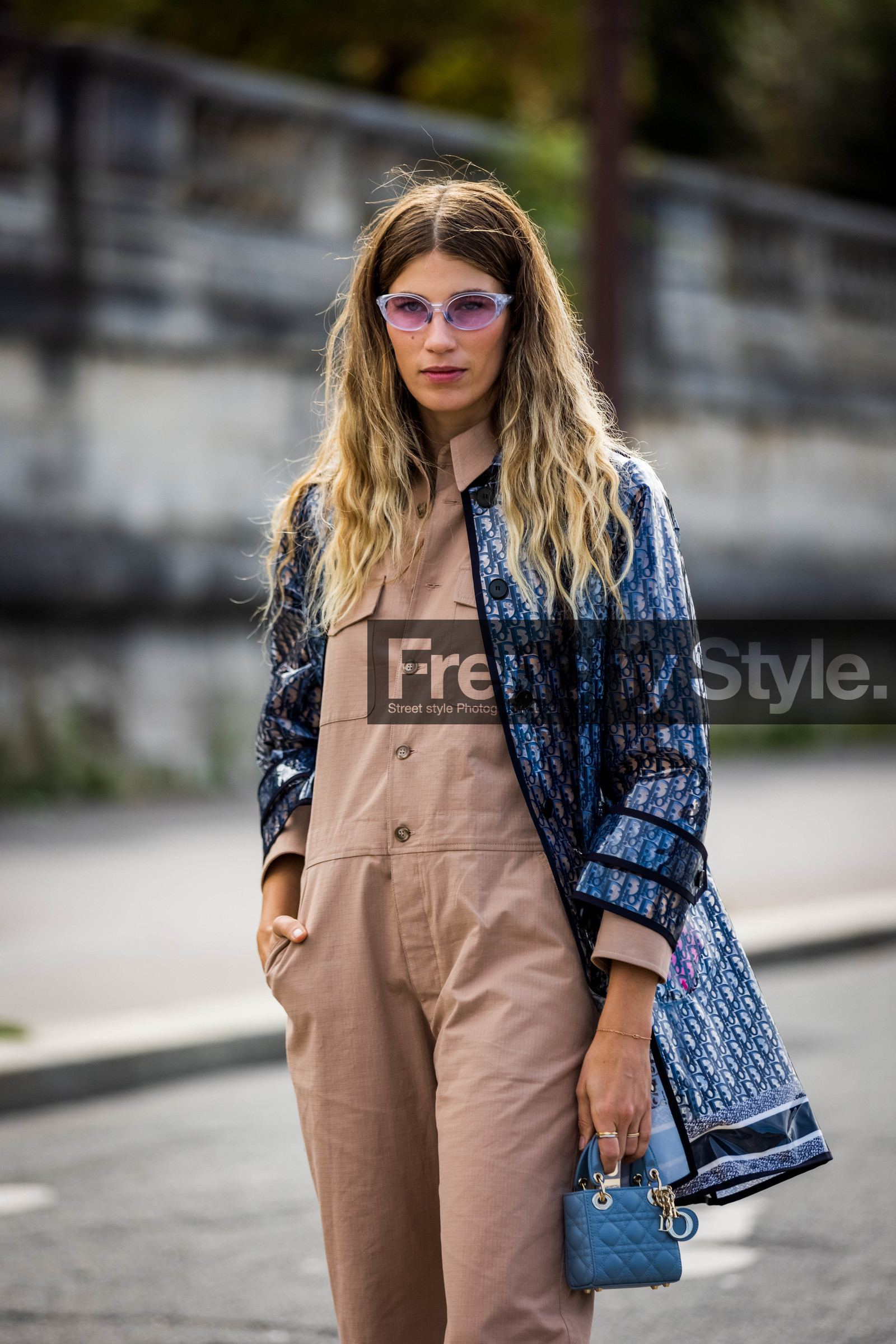 bag, beige jumpsuit, blue bag, coat, dior coat, jumpsuit, leather bag, mini bag, purple sunglasses, quilted bag, raincoat, sunglasses, transparent sunglasses, Veronika Heilbrunner, print, logo print, printed coat, dior raincoat, transparent raincoat, fashion week, frenchystyle, FW, jonathan paciullo, street style, PFW, PARIS, SPRING SUMMER 2022, SS 22, vertical, atmosphere details