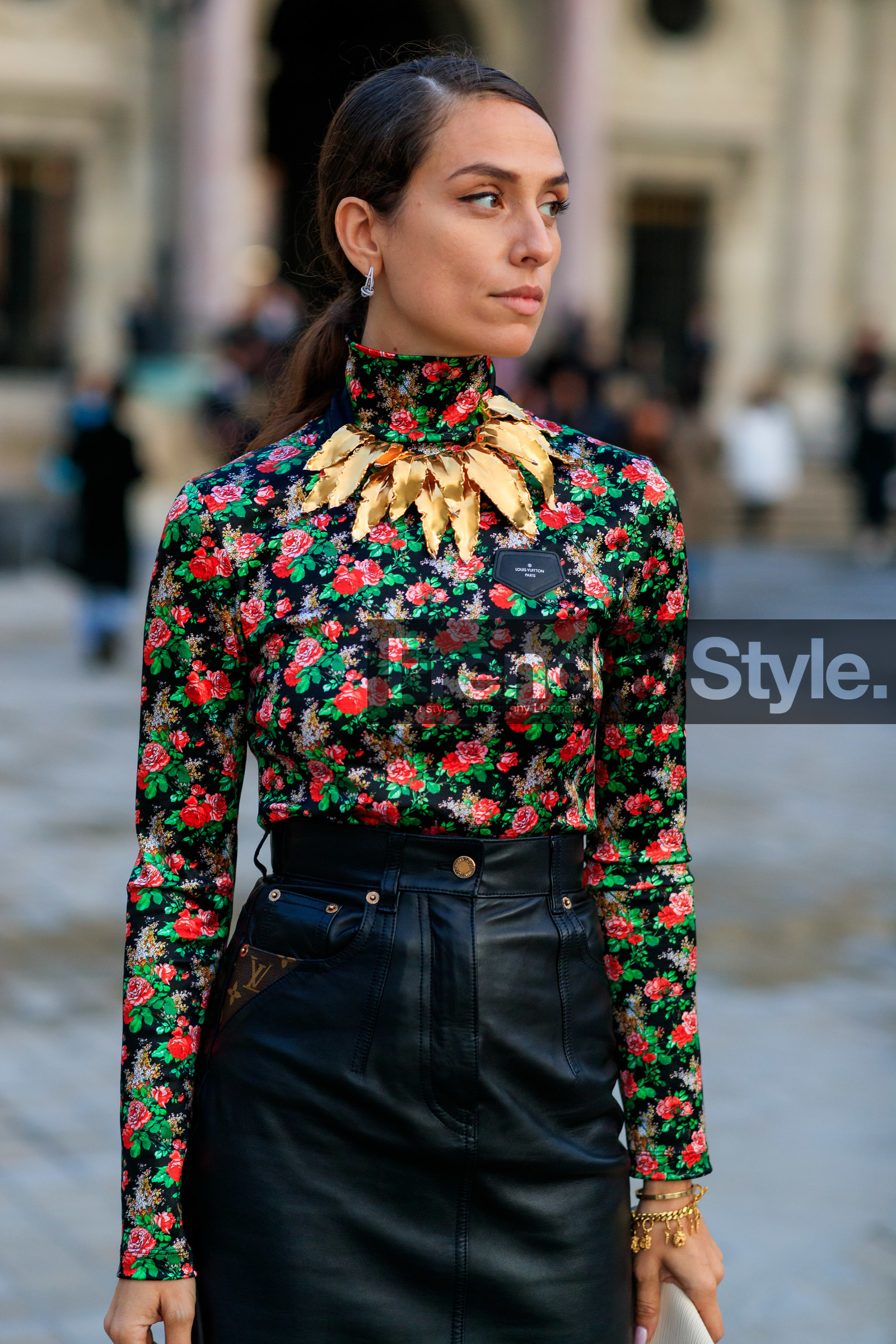 erika boldrin, louis vuitton total look, floral printed top, high collar top, tight top, green top, red top, golden necklace, chocker, black leather skirt, mid long skirt, monogrammed skirt, black top, diamond earrings, silvered earrings, hoop earrings, PARIS, PFW, SPRING SUMMER 2020, SS 20, fashion week, frenchystyle, FW, jonathan paciullo, street style, vertical, atmosphere details, detail