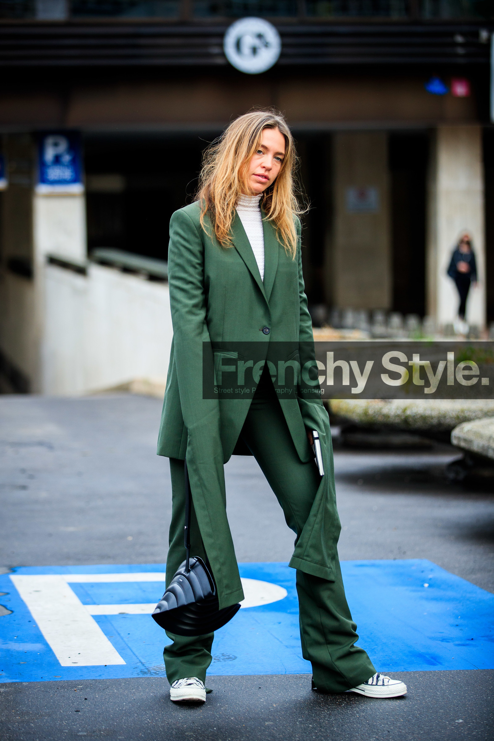 emily marant, kaki jacket, kaki pants, oversize jacket, oversize sleeves, loose pants, black leather bag, quilted bag, hand bag, coperni bag, coperni jacket, coperni look, coperni pants, white pullover, turtleneck pullover, fashion week, frenchystyle, FW, jonathan paciullo, street style, PFW, PARIS, SPRING SUMMER 2021, SS 21, vertical, full length