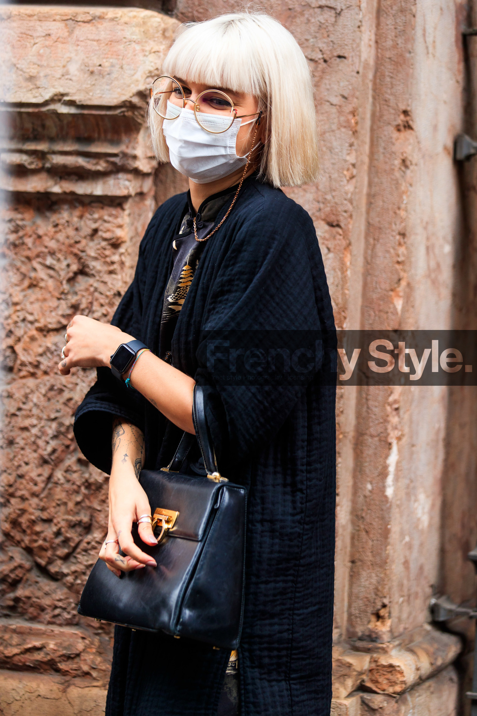 black jacket, black t-shirt, black leather bag, hand bag, long jacket, kimono jacket, letter printed t-shirt, round shape glasses, metalic frame glasses, golden strap sunglasses, iwatch, covid face mask, street style, jonathan paciullo, FW, frenchystyle, fashion week, MFW, MILAN, SPRING SUMMER 2021, SS 21, vertical, detail