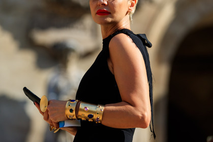 black top, bracelet, golden jewelry, fashion week, frenchystyle, FW, jonathan paciullo, street style, PFW, PARIS, atmosphere details, horizontal, detail, AUTUMN WINTER 2018-2019, FALL WINTER 2018-2019, FW 18-19