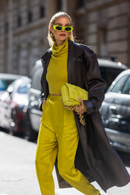 bag, bottega veneta bag, brown coat, chain bag, coat, fluo yellow sunglasses, green bag, green pants, green turtleneck, leather coat, Leonie Hanne, sunglasses, turtleneck, street style, jonathan paciullo, FW, frenchystyle, fashion week, PFW, PARIS, SPRING SUMMER 2022, SS 22, vertical, atmosphere details