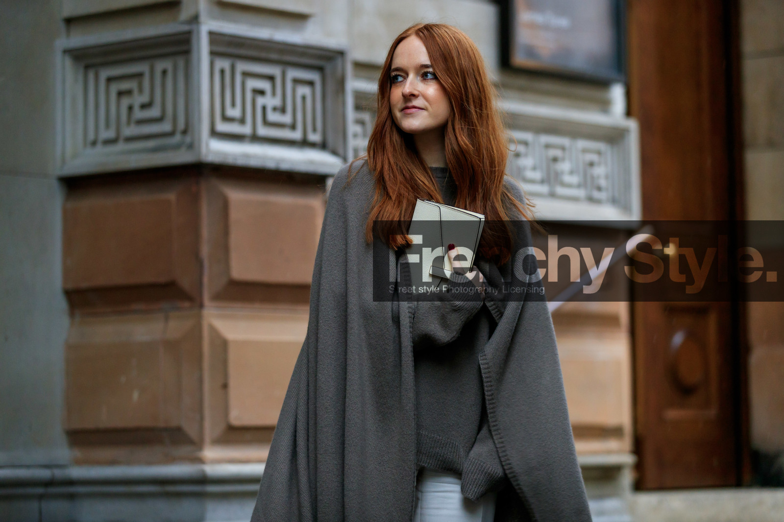 Libby Jane Page, kaki pullover, kaki cape, woolen cape, white leather clutch, fashion week, frenchystyle, FW, jonathan paciullo, street style, LFW, LONDON, AUTUMN WINTER 2020-2021, FALL WINTER 2020-2021, FW 20-21, horizontal, atmosphere details, detail
