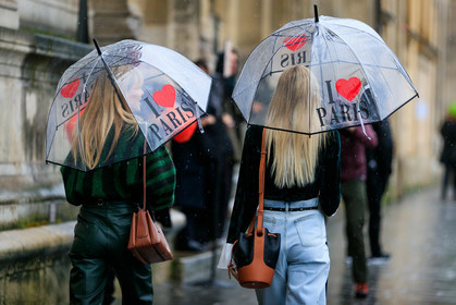 thora valdimars, jeanette madsen, dark green top, dark green blouse, velvet blouse, velvet top, light blue jeans, black leather belt, black leather bag, studs belt, high waist jeans, sheer umbrella, dark green leather pants, dark green pullover, green pullover, striped pullover, high waist pants, camel leather bag, back details, loewe bag, bucket bag, bicolor bag, shoulder bag, fashion week, frenchystyle, FW, jonathan paciullo, street style, PFW, PARIS, horizontal, atmosphere details, detail
